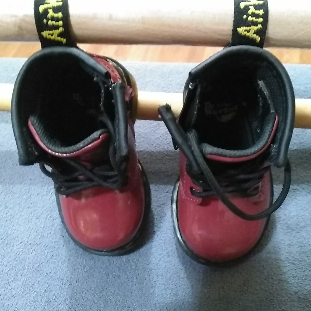 Doc Martin's Air Wair Red Patent Unisex Kids Boots - Picture 2 of 2